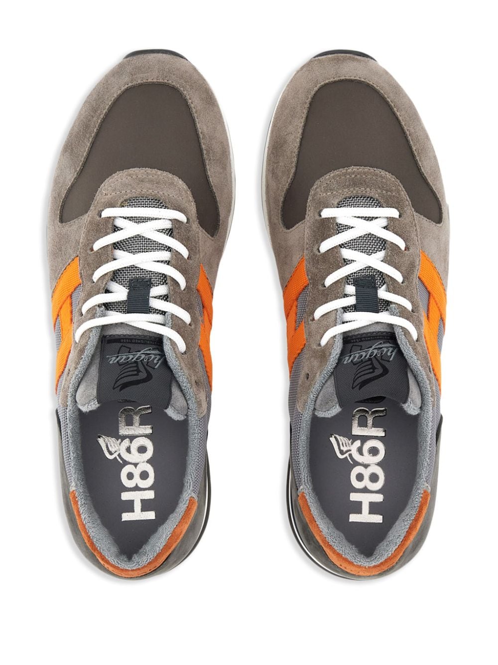 SNEAKER H383 GRIS DETALLES NARANJAS