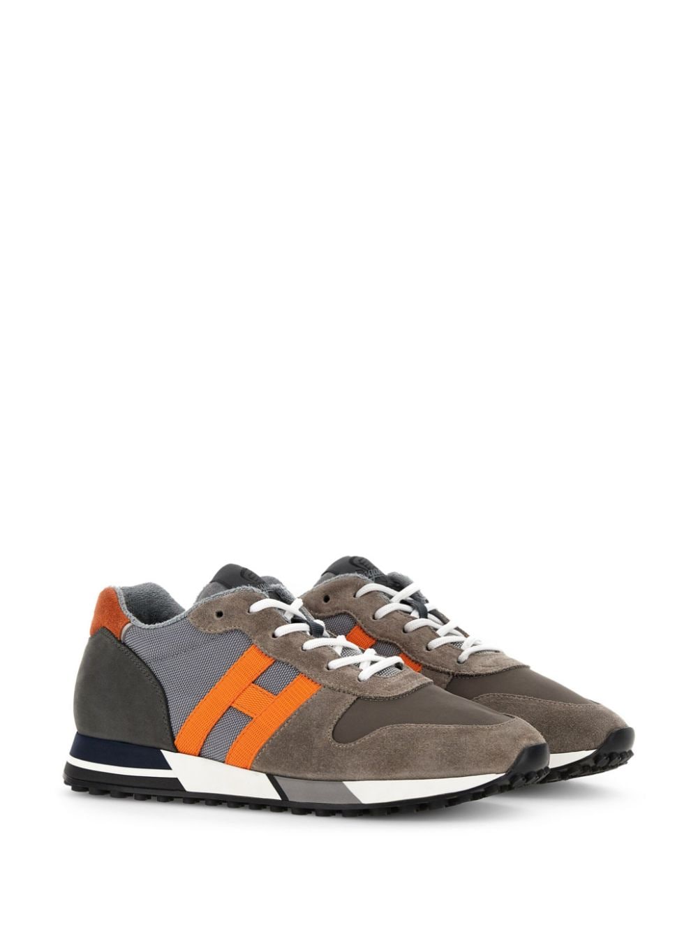 SNEAKER H383 GRIS DETALLES NARANJAS