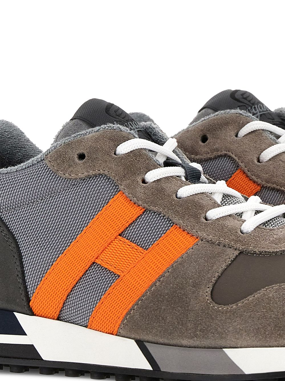 SNEAKER H383 GRIS DETALLES NARANJAS