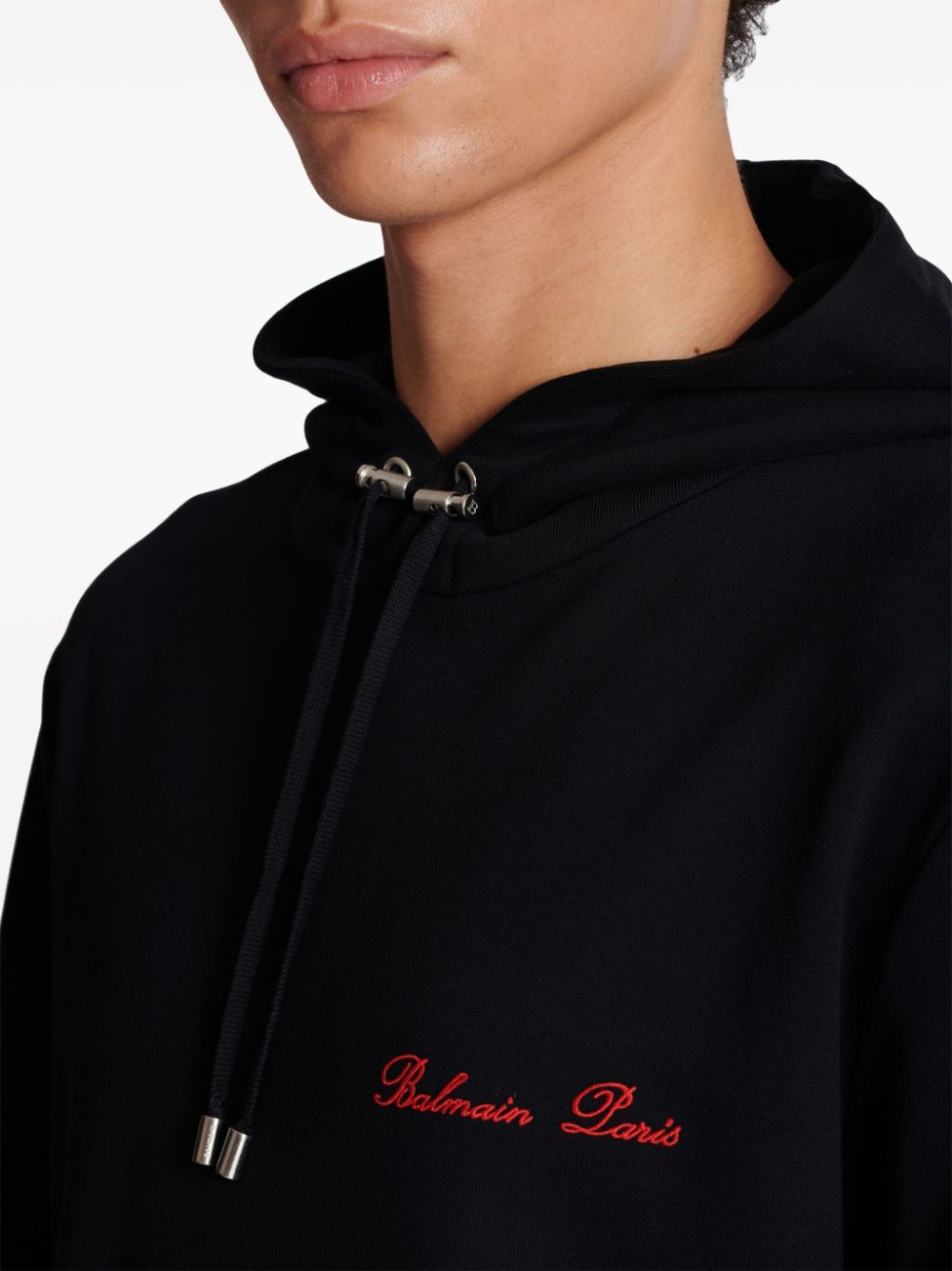 HOODIE NEGRA LOGO ROJO RAYA BLANCAS PUÑO