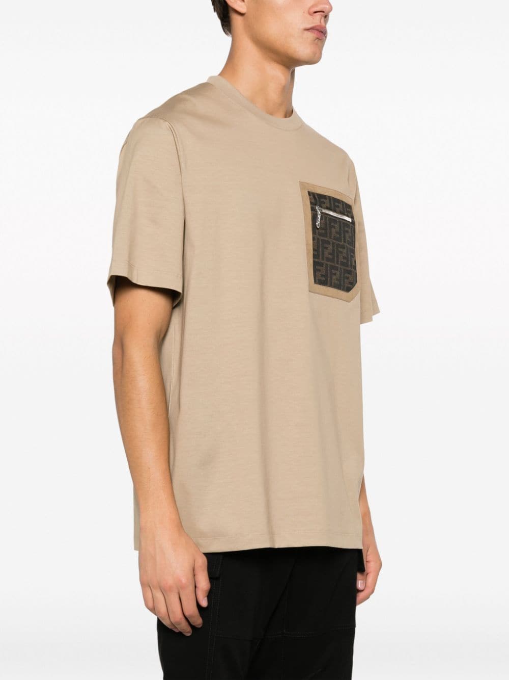 CAMISETA MC BEIGE BOLSILLO MONOGRAMA ZIP