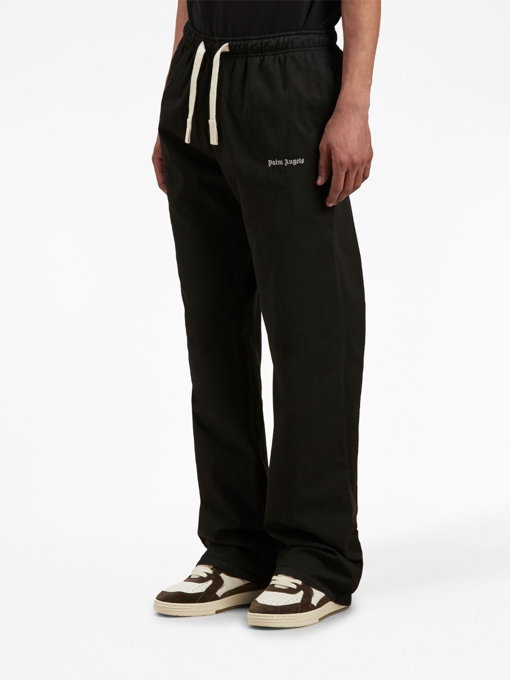 PANTALON NEGRO LOGO GRIS BORDADO