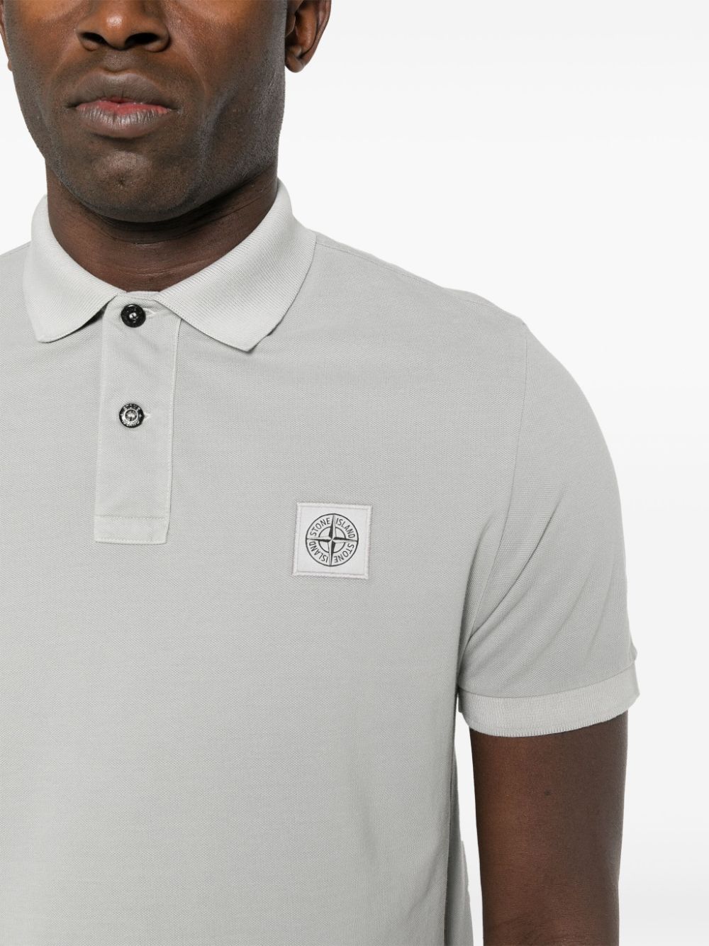 POLO MC GRIS PARCHE LOGO