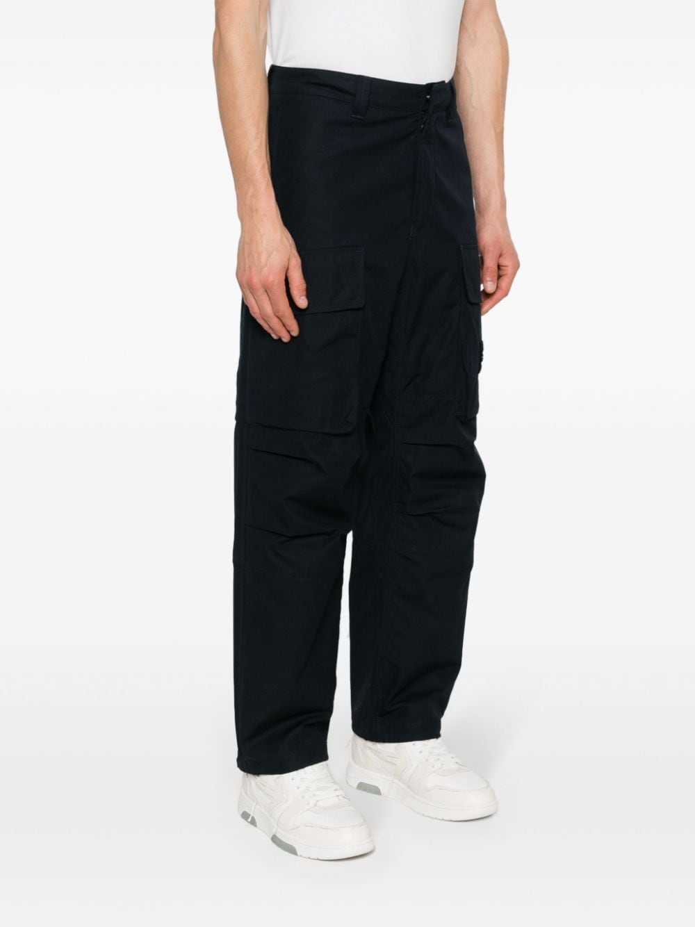 PANTALON CARGO MARINO PARCHE NEGRO LOGO