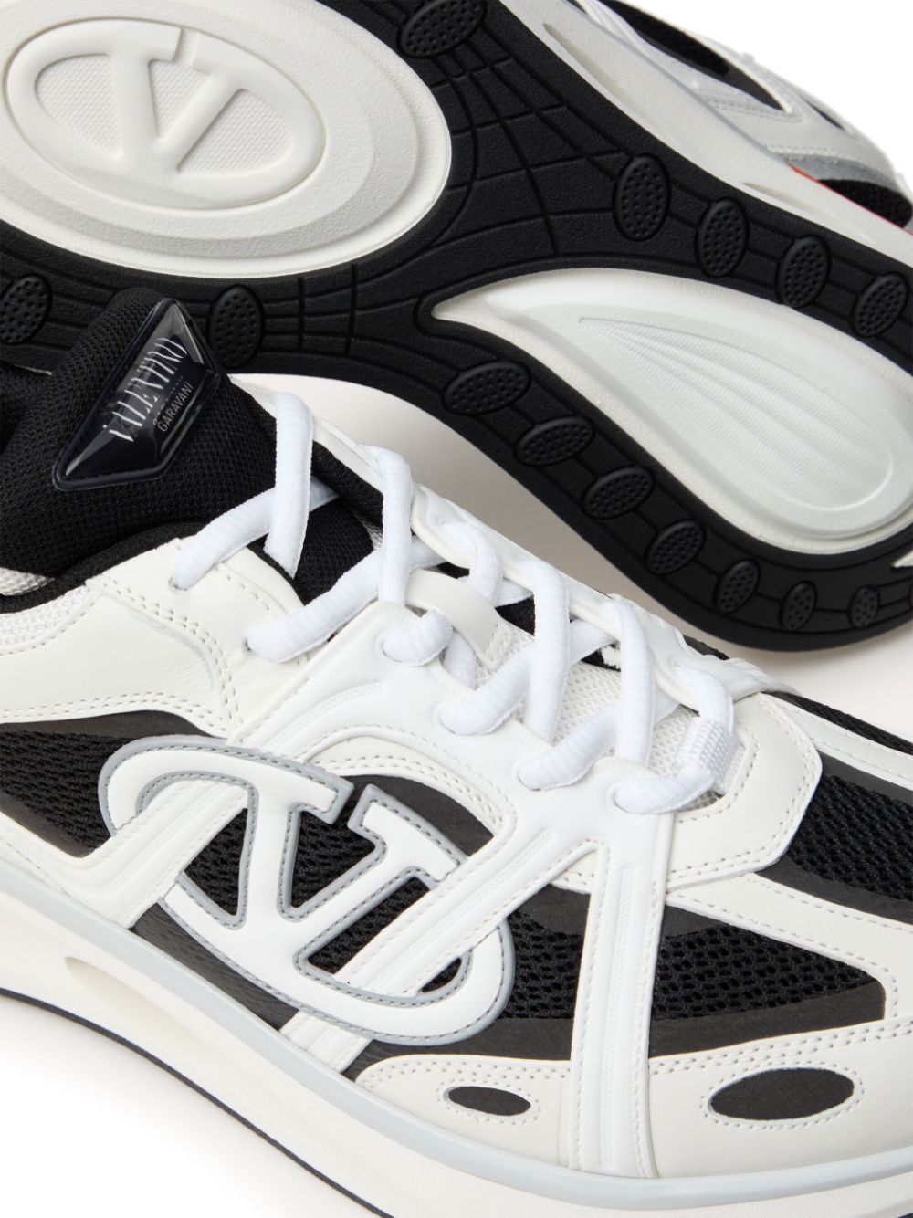 SNEAKER BLANCO NEGRO DETALLE NARANJA