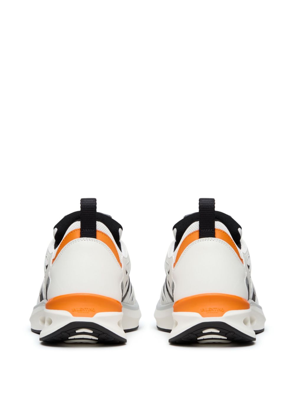 SNEAKER BLANCO NEGRO DETALLE NARANJA