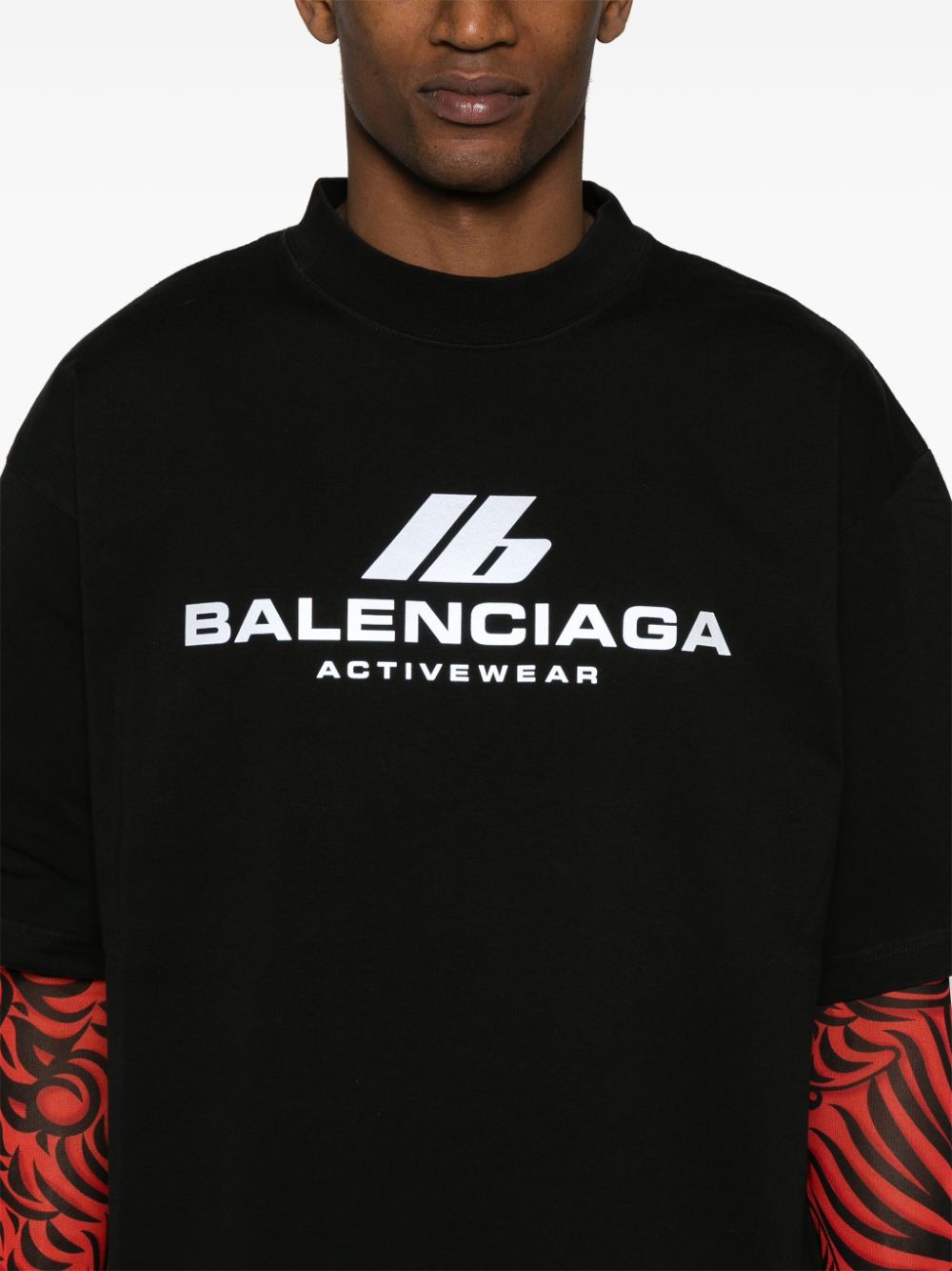 CAMISETA MC NEGRA LOGO ACTIVE PLATEADO