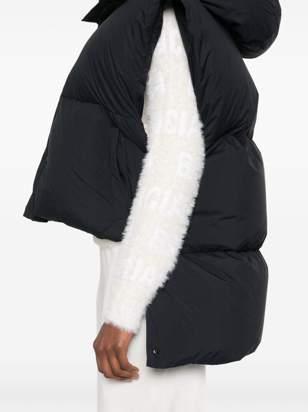 CHALECO PUFFER NEGRO CON CAPUCHA