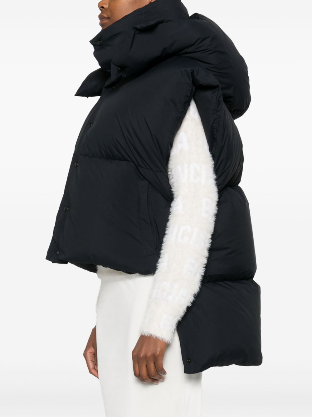 CHALECO PUFFER NEGRO CON CAPUCHA