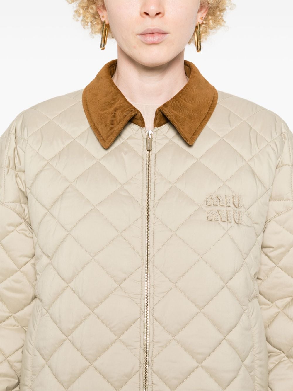 CHAQUETA BEIGE ACOLCHADA ROMBOS LOGO