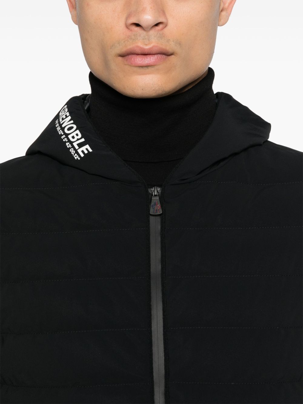 CHAQUETA SPORT NEGRA CAPUCHA