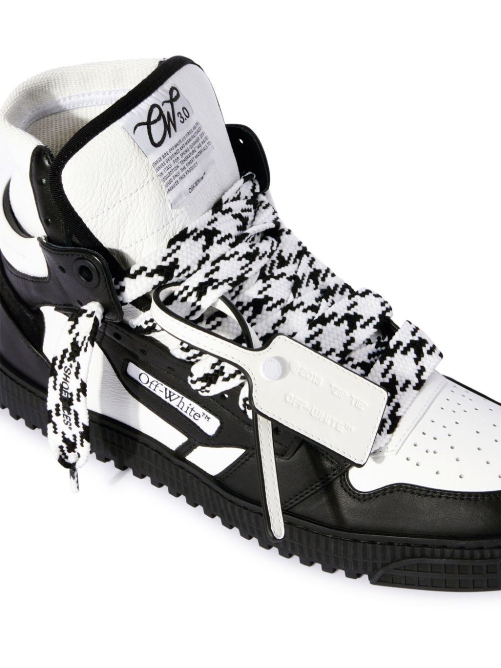 SNEAKER ABOTINADO OFF COURT NEGRO BLANCO