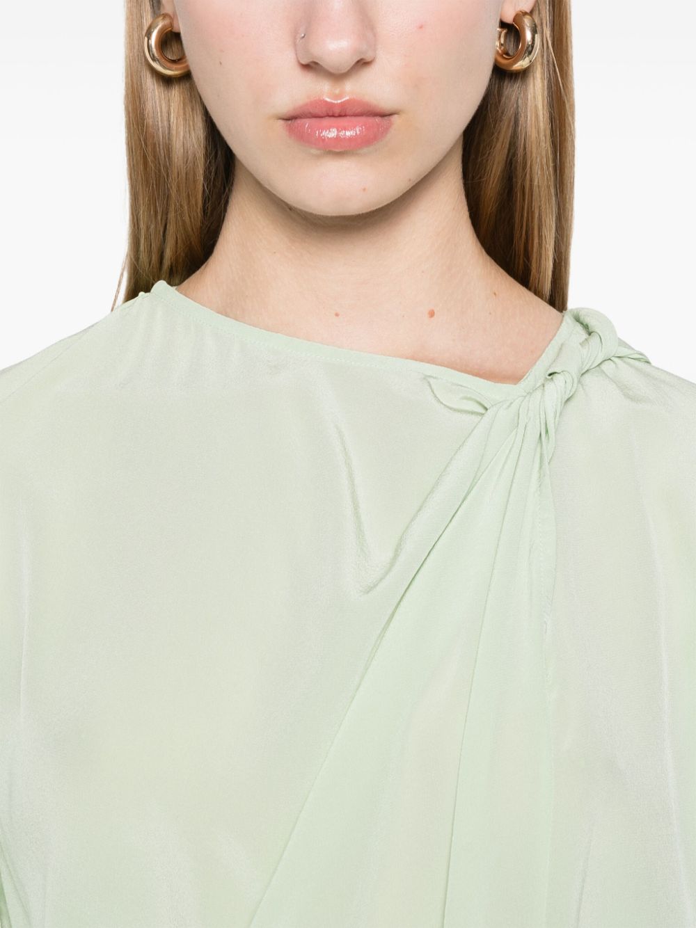 BLUSA VERDE CUELLO NUDO 