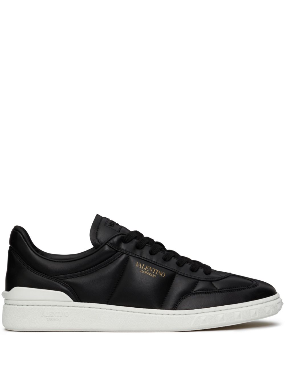 SNEAKER NEGRO ACOLCHADO LOGO DORADO