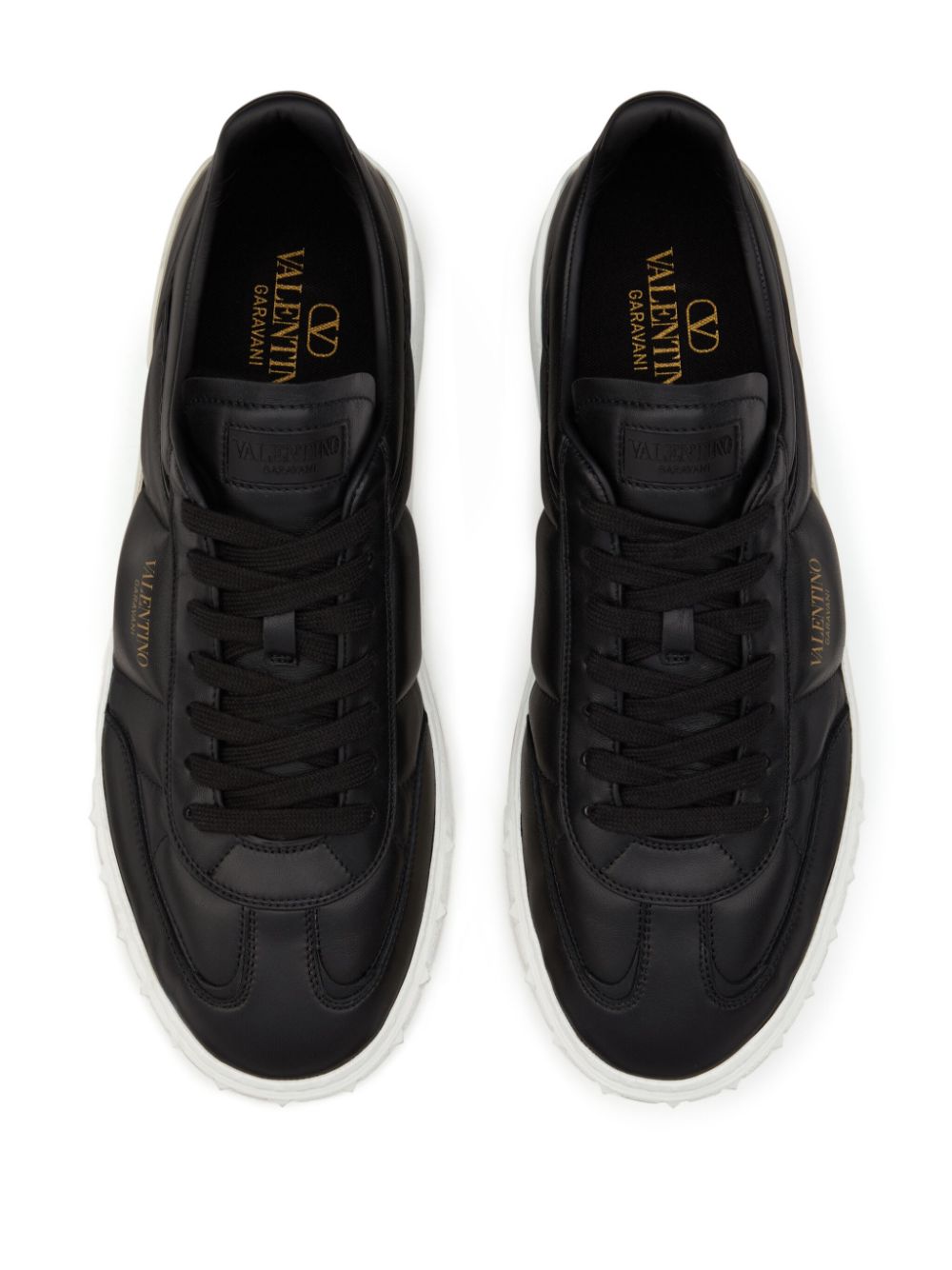 SNEAKER NEGRO ACOLCHADO LOGO DORADO