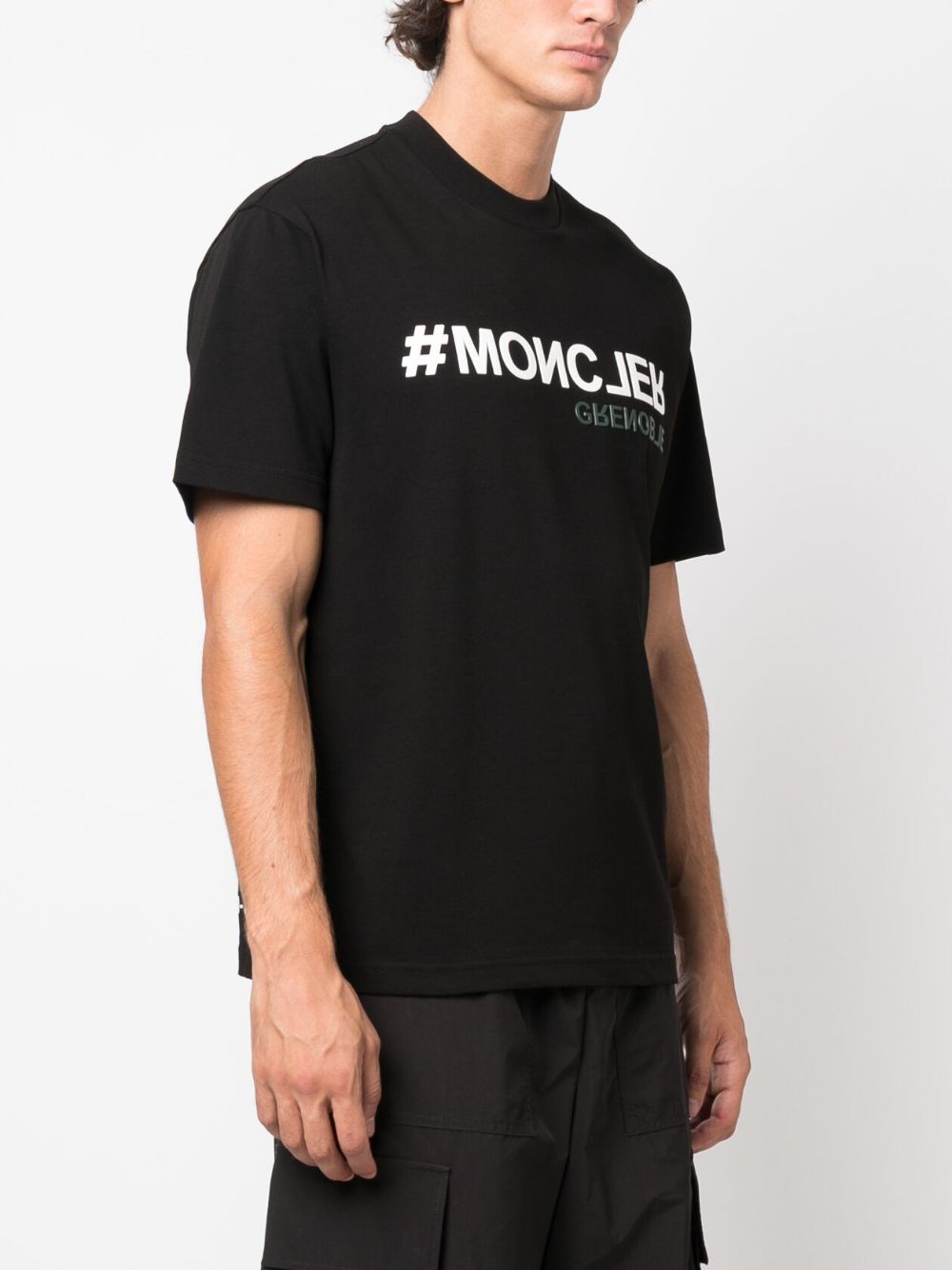 CAMISETA MC NEGRA LOGO BLANCO INVERTIDO