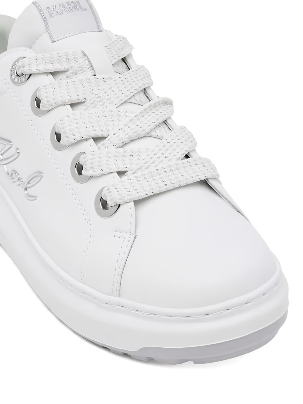 SNEAKER KAPRI BLANCO LOGO METALICO