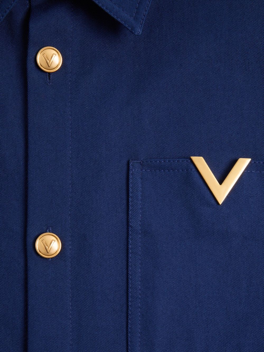 SOBRECAMISA AZUL BOLSILLOS LOGO DORADO