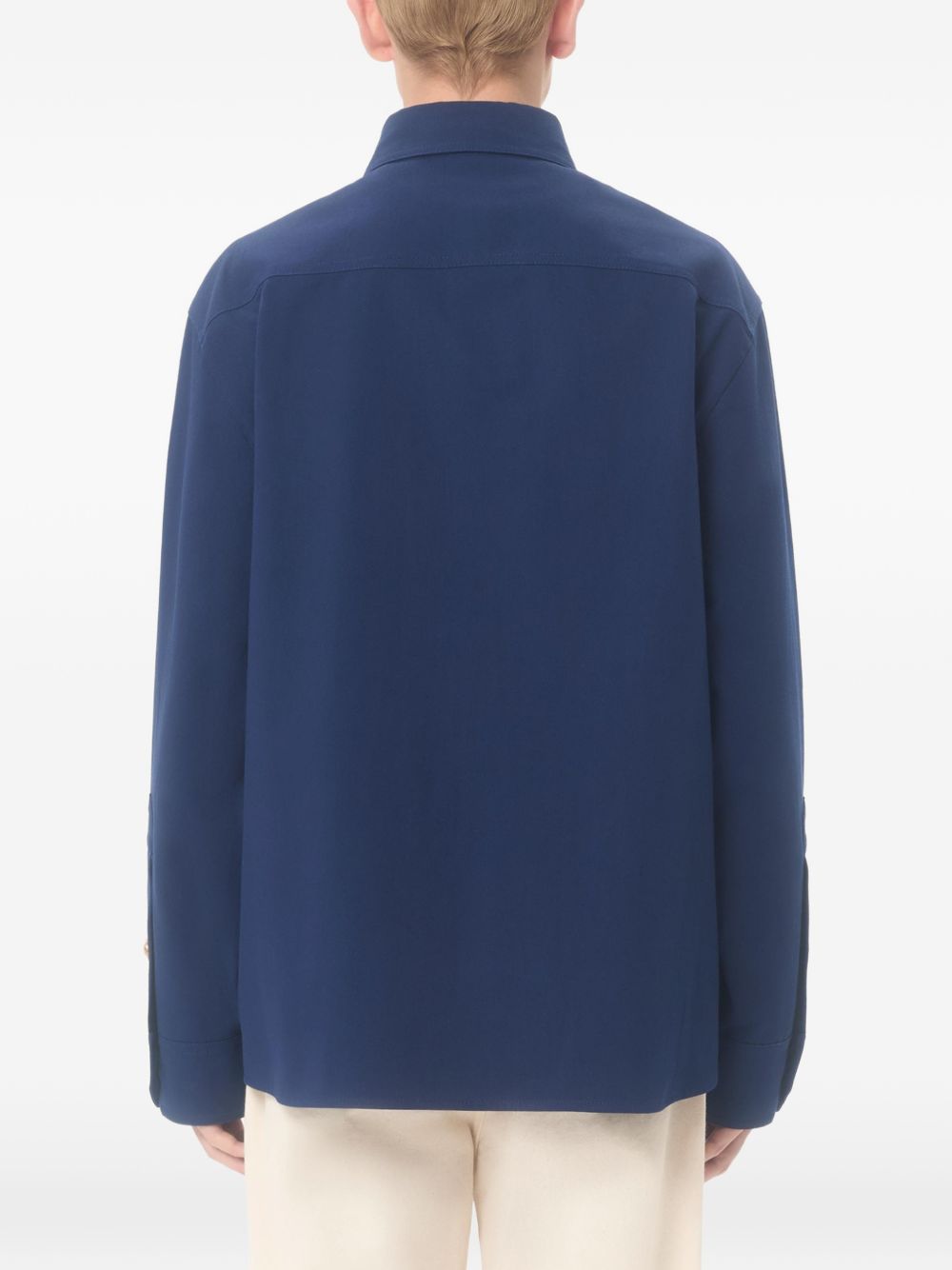 SOBRECAMISA AZUL BOLSILLOS LOGO DORADO