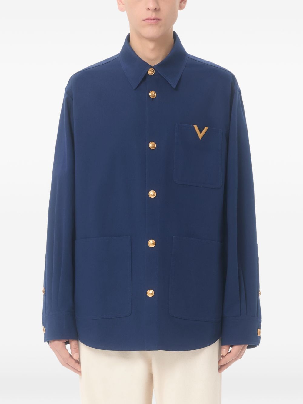 SOBRECAMISA AZUL BOLSILLOS LOGO DORADO