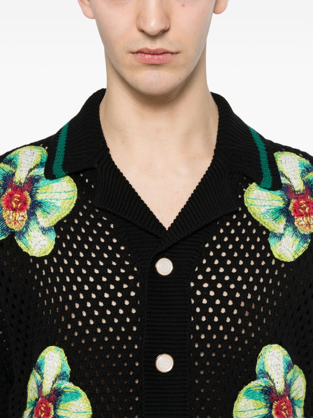 CAMISA PUNTO NEGRA BORDADO ORQUIDEAS