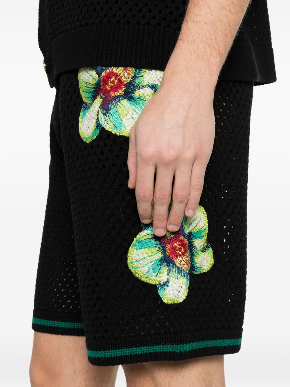 BERMUDA PUNTO NEGRA BORDADO ORQUIDEAS